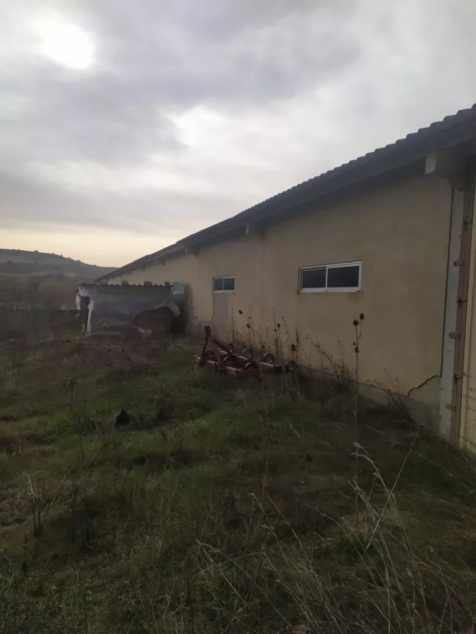 Terreno rústico con naves para cualquier acto
