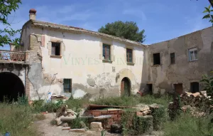Finca con masia rural y viñedo en Barcelona.