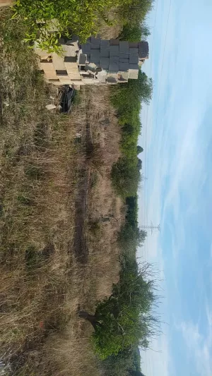 Terreno agrícola con agua y balsa