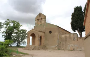 Masia medieval con viñedo en el Penedès