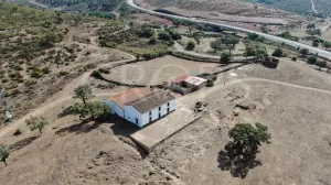 Finca ganadera en Huelva con vivienda y caza