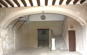 Masia medieval con viñedo en el Penedès